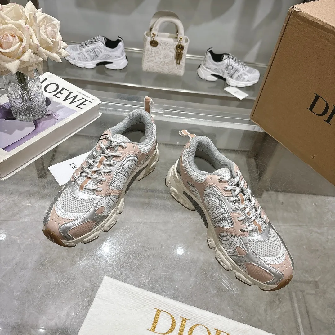 👟👟Ex-factory price 560👟👟 This Dior Chrono sneaker is a new product of the 2024 autumn ready-to-wear series, reinterpreting running shoes with Dior's high-end style. White mesh fabric is paired with nude and silver-toned laminated leather-effect panels, as well as CD logos on the sides, a star patch on the tongue and a Dior logo on the heel. Featuring tri-color laces, a lightweight sole and star embellishments for a casual look all year round. ✅Size: 35-40 ✅Packaging: With counter packaging and Dior outer box